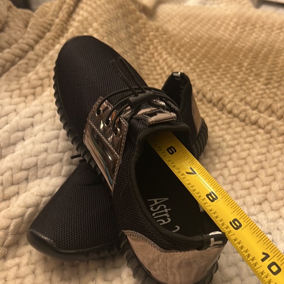 NWOT Astra 2.0, silver and black tennis shoes, size 6? - Picture 9 of 10